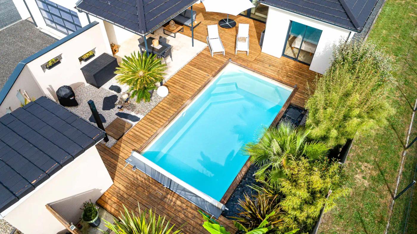 Vue aérienne de Maeva 7 dans un jardin avec terrasse en bois.