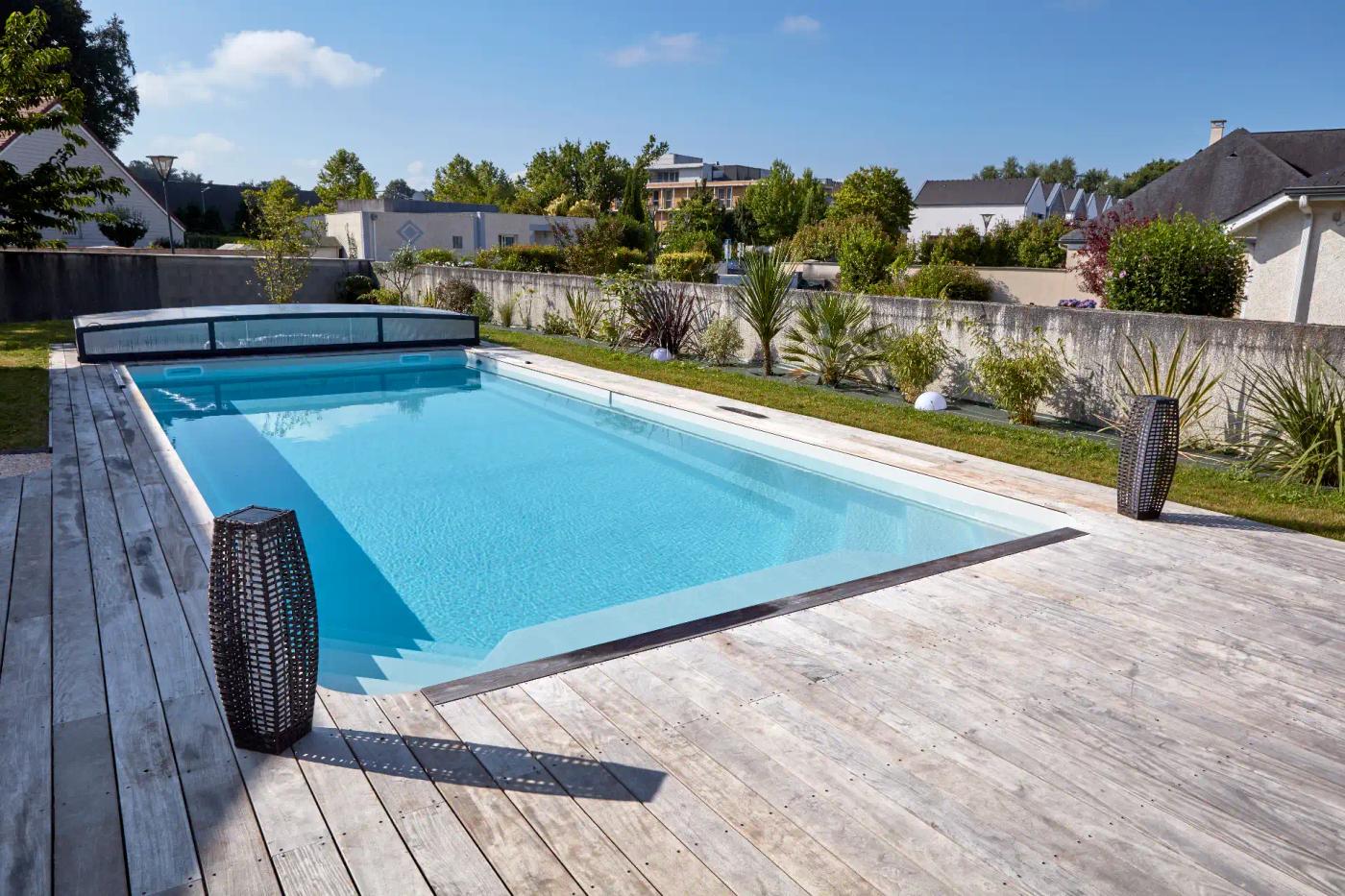 Bassin Maeva 9 avec terrasse en bois et couverture hors-sol.