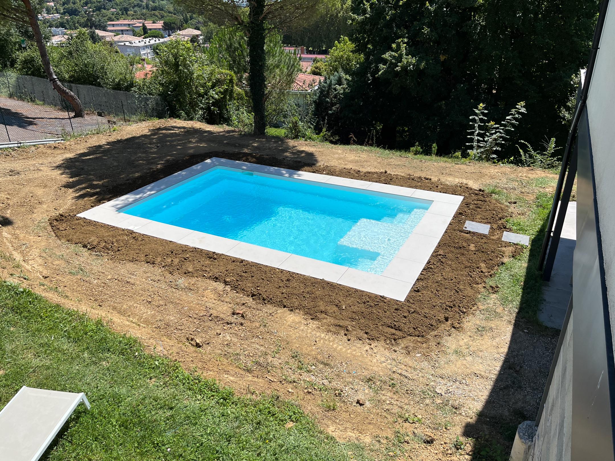 Piscine Mètre Cube avec margelles claires et abords en cours d’aménagement